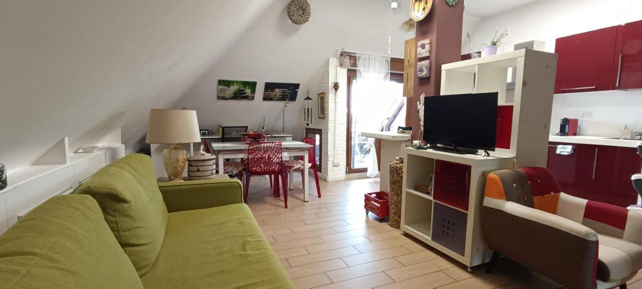 La Mansarda Di Pero Con Terrazza Appartement Buitenkant foto